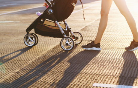 mamma e bimbo in passeggino